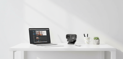 Setup streaming profesional con webcam Lovense 4K, transmisiones en vivo, tienda erótica TuErótica